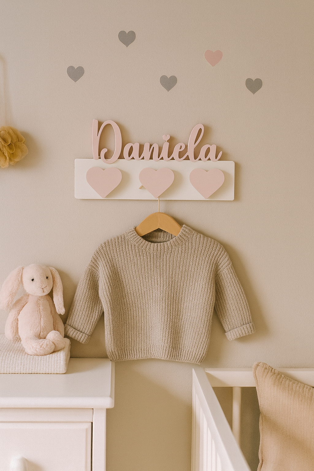 Perchero Infantil Personalizado para Pared con Nombre Daniela y corazones en 3D