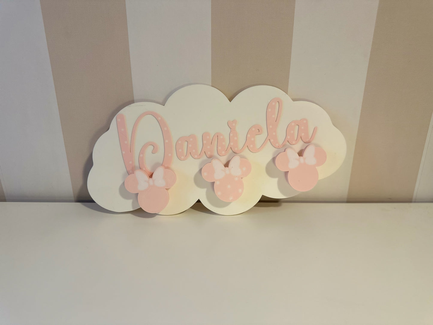 Colgadores infantiles personalizados con forma de orejitas con lazo en perchero de pared con nombre grabado