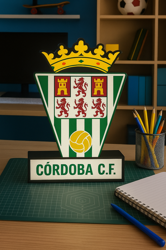 Lámpara Escudo Córdoba CF con luz LED, ilumina el dormitorio con el escudo del Córdoba