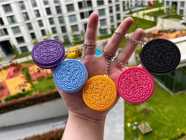 Funda llavero AirTag en forma de galleta Oreo, ideal para mantener tu rastreador seguro y personalizado.