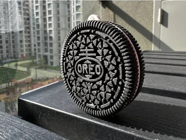 AirTag Apple con llavero diseño Oreo, compacto y ligero para sujetar en llaves, mochilas y bolsos.