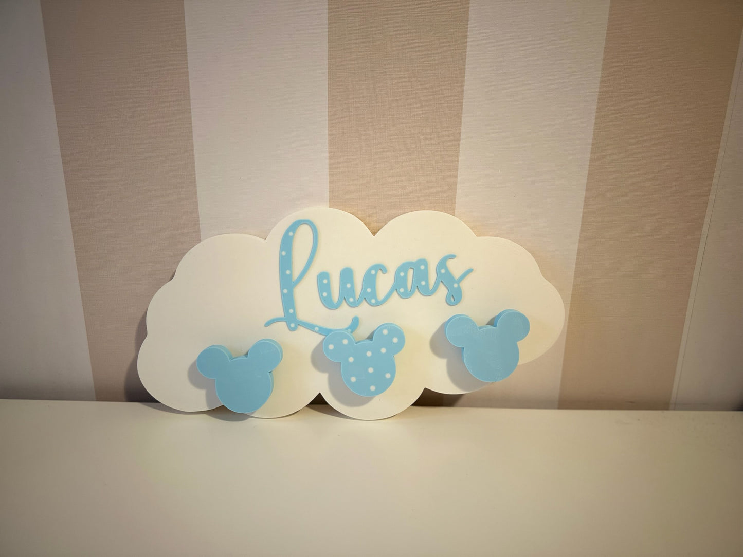 Percha pared infantil nube color azul con nombre personalizado en relieve y colgadores de forma ratón para habitación niño Lucas