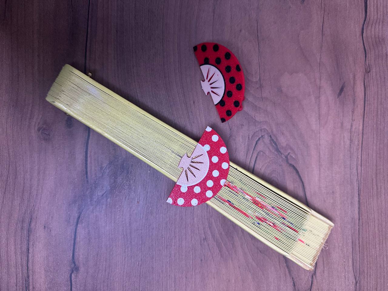 Accesorio agarra abanicos en impresión 3D con diseño de lunares multicolor, ideal para ferias andaluzas, romerías y fiestas populares en España.