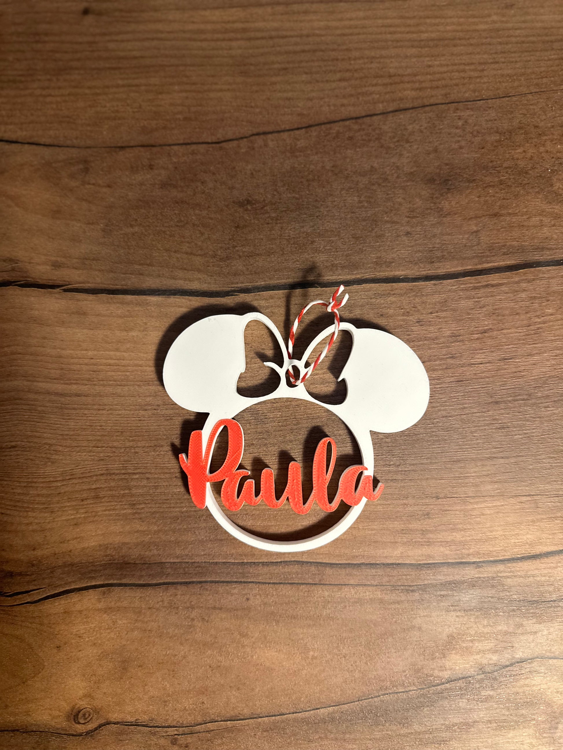 Bola de navidad personaliza impresa en 3d forma de minnie en blanco y nombre personalizado Paula en rojo