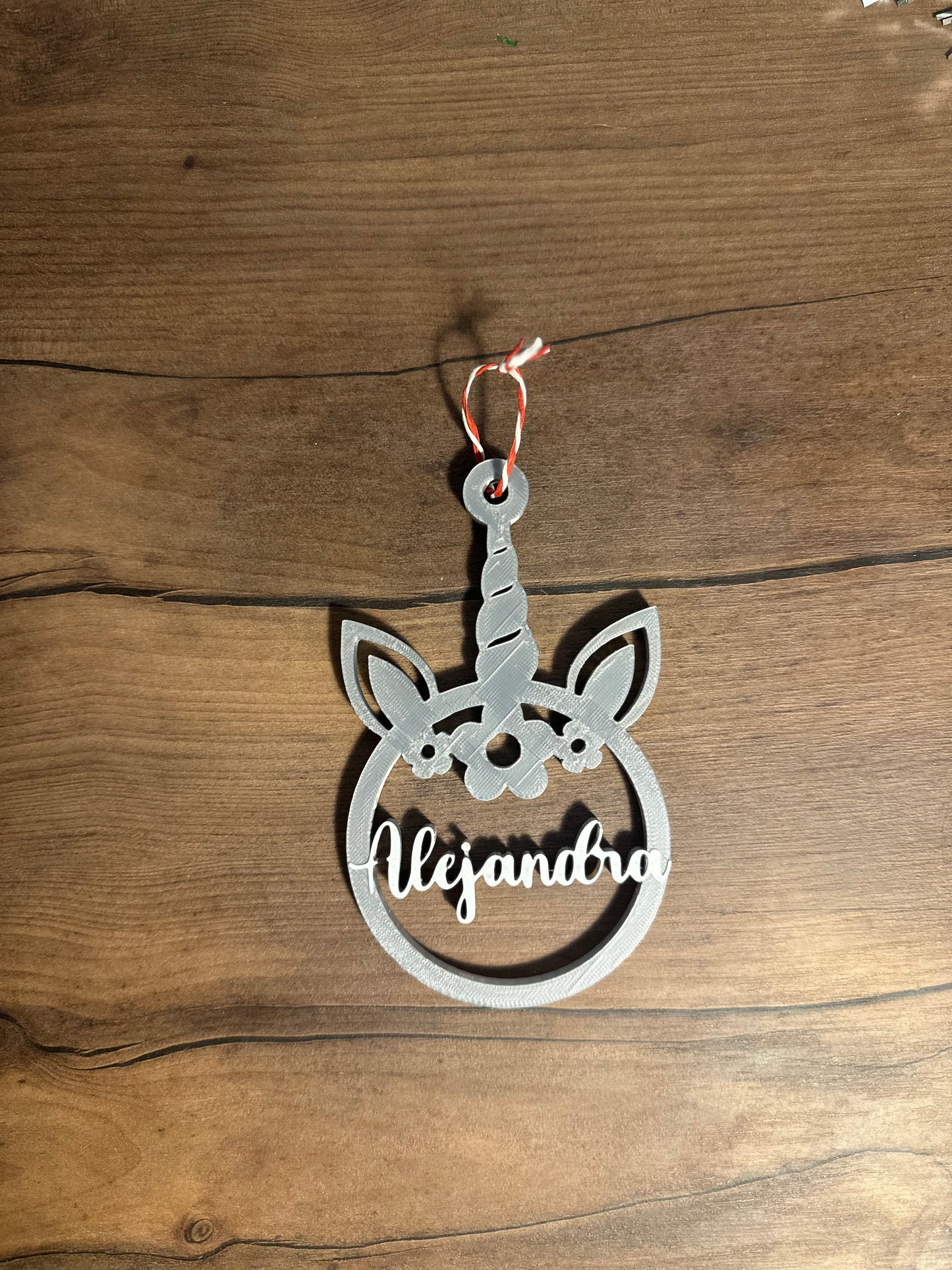 Bola de navidad personaliza forma de unicornio en color plata y nombre personalizado blanco
