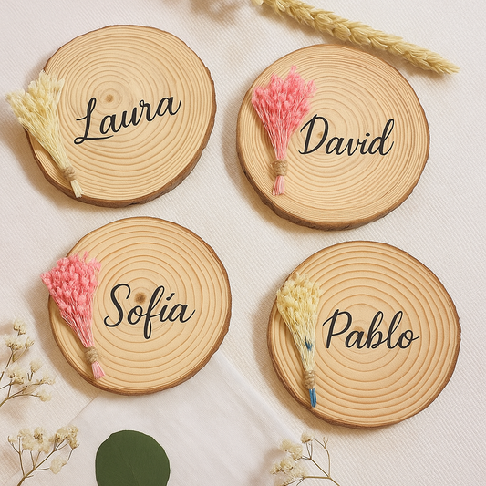 Base de madera personalizada con flor seca – Decoración y marcasitios para eventos