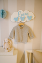 Perchero infantil en forma de nube blanca y dibujos de mickey azules con nombre personalizado lucas