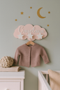 Perchero Infantil Personalizado para Pared con Nombre en 3D color rosa y nombre Cayetana y estrellas blancas