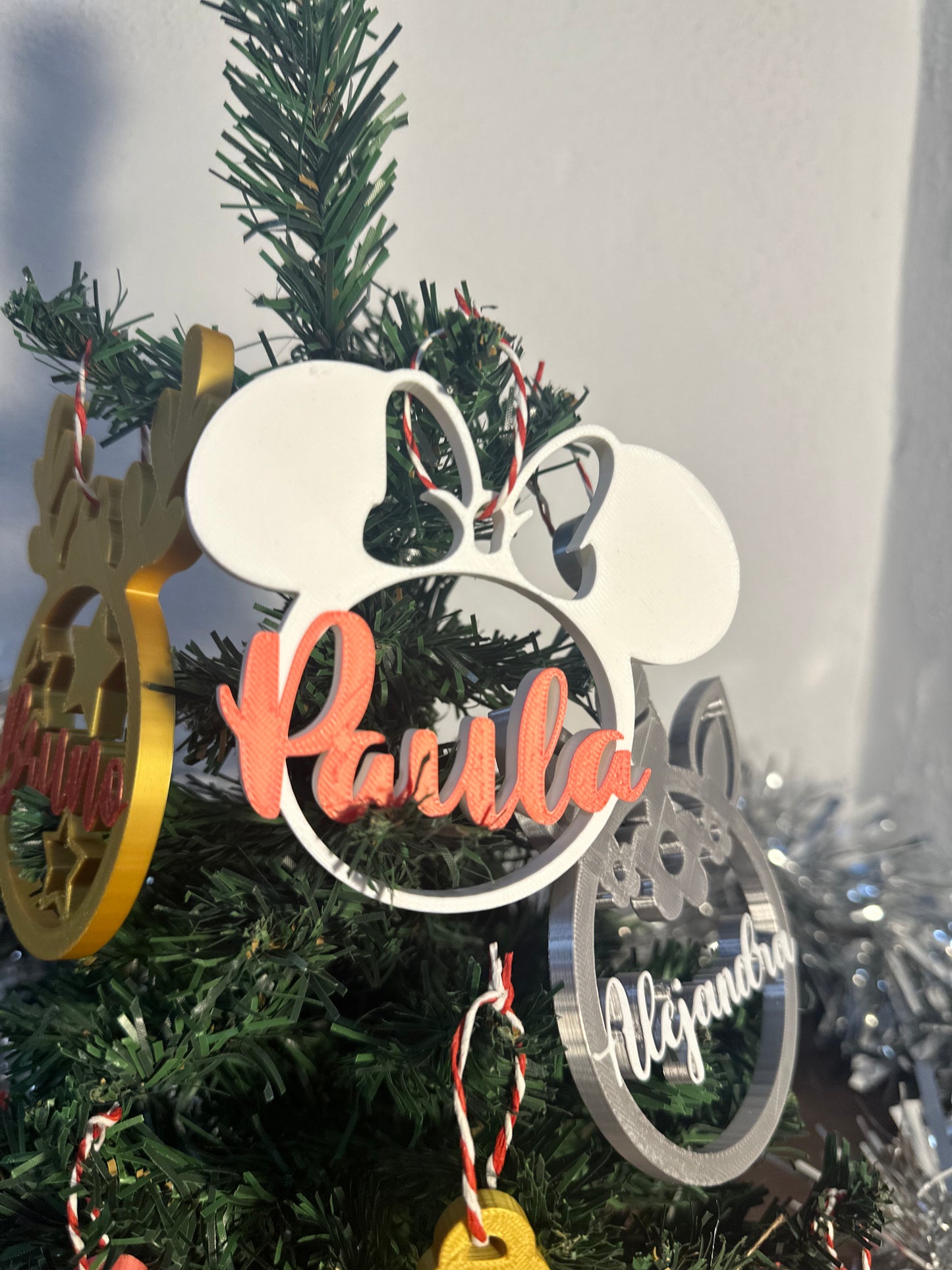 Adorno de Navidad personalizado 3D con diseño de Minnie en colores blanco y rojo.