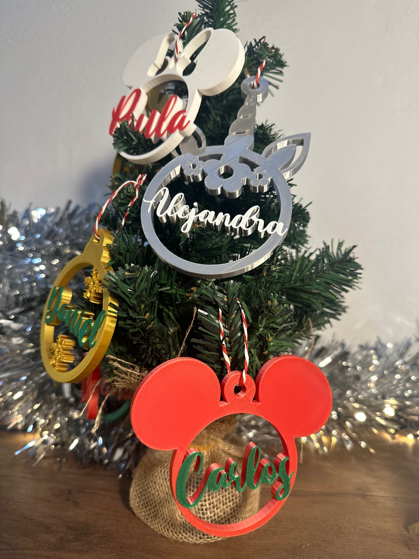 Bola navideña personalizada 3D con forma de unicornio  color plata y blancol.