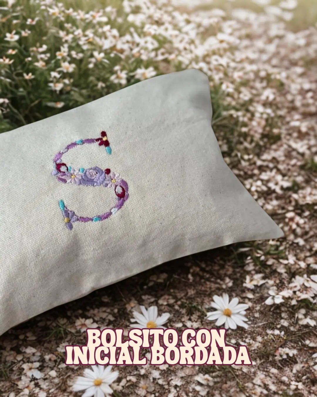 Bolsito de mano con inicial floral bordada