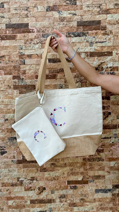 Bolsito de mano con inicial floral bordada