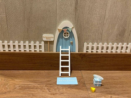 Puerta del Ratón Pérez personalizada con puerta en color azul , escalera, valla, cartel de bienvenida y queso, creando un escenario encantador en 3D